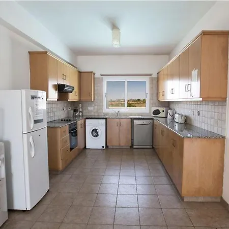 Carilisto Big 4 Bedrooms In Center Of Villa