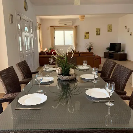 Carilisto Big 4 Bedrooms In Center Of Villa