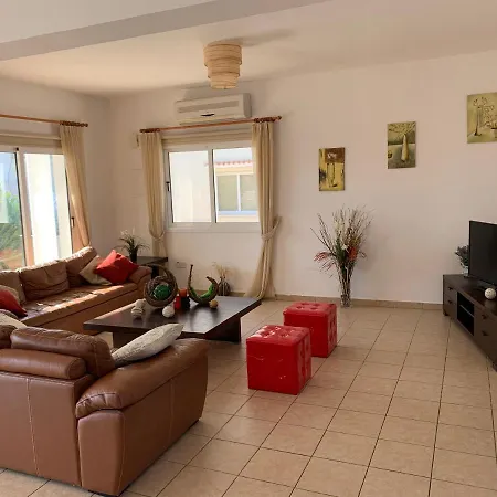 Carilisto Big 4 Bedrooms In Center Of Villa