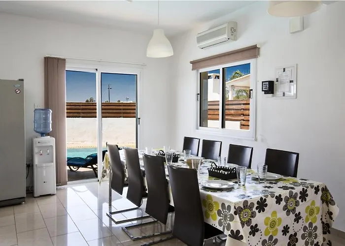 Вилла Carilisto Big 4 Bedrooms In Center Of Айя-Напа