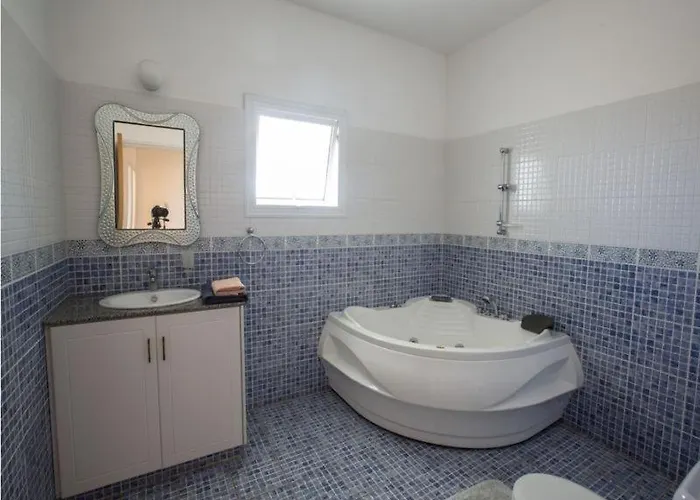 Carilisto Big 4 Bedrooms In Center Of Айя-Напа