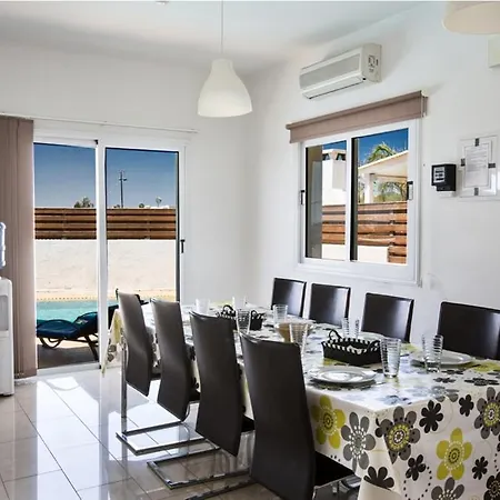 Villa Carilisto Big 4 Bedrooms In Center Of Ayia Napa