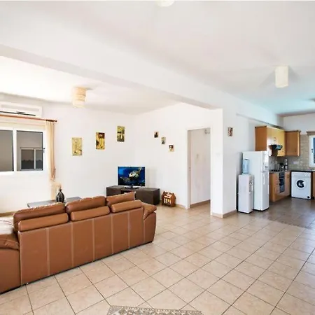 Villa Carilisto Big 4 Bedrooms In Center Of Ayia Napa